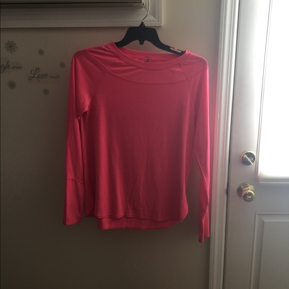 Workout top - Picture 2 of 4